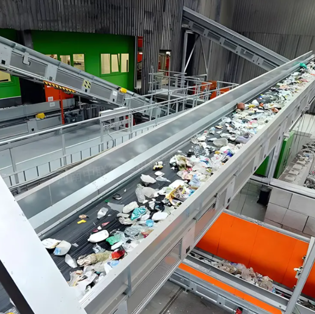 自動(dòng)化固體廢物分選設(shè)備生產(chǎn)線，展示磁選機(jī)、篩分機(jī)和光學(xué)分選機(jī)協(xié)同工作